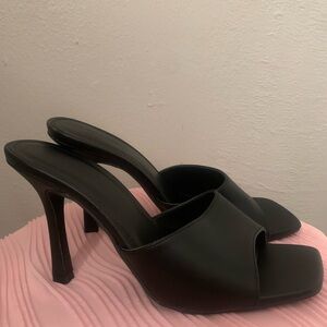 Black leather heels PICK UP ONLY HOUSTON TX 77022